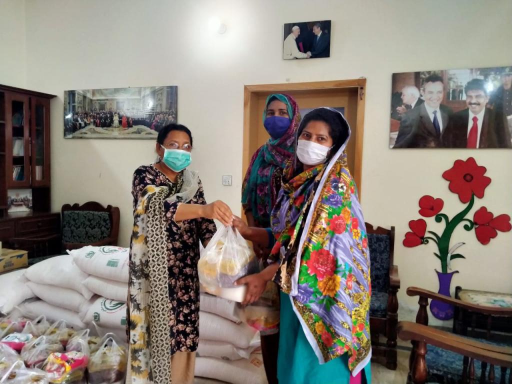 Les mascaretes (autoconfeccionades) de Sant'Egidio i subministraments d'aliments arriben als més pobres del Pakistan